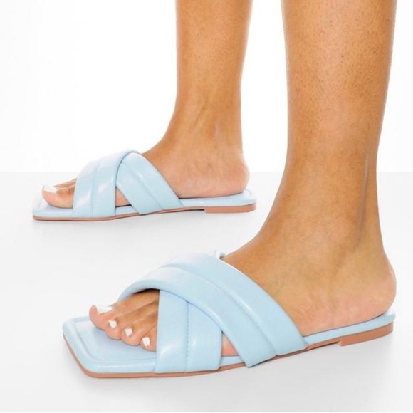 NWT BOOHOO WIDE WIDTH PADDED CRISS STRAP SLIDE SANDALS IN PASTEL BLUE SIZE 6 - Picture 1 of 14